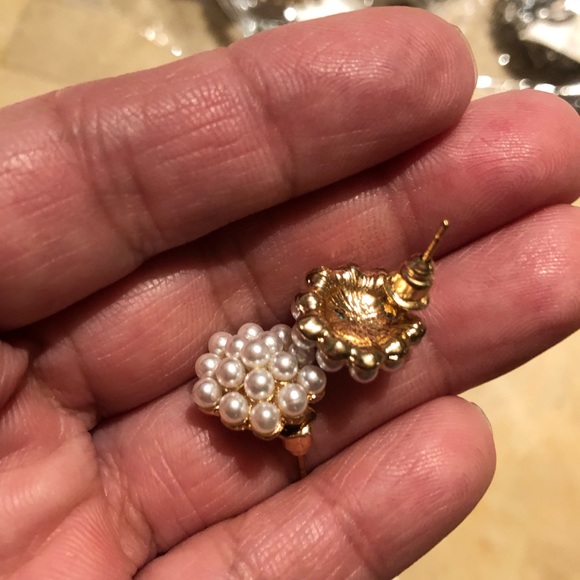 Faux Cluster Pearl Stud Earrings - Picture 6 of 7